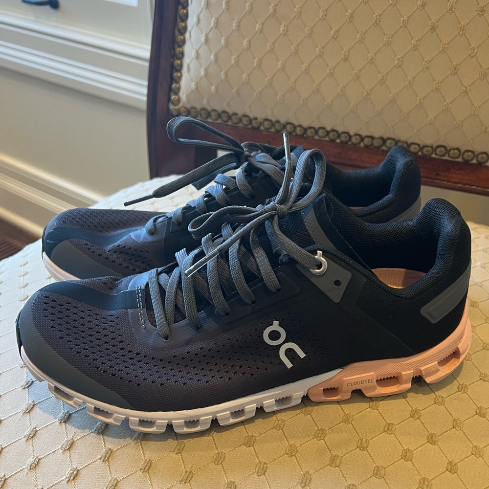 Women’s On Cloudflow Running Shoe Size 7.5